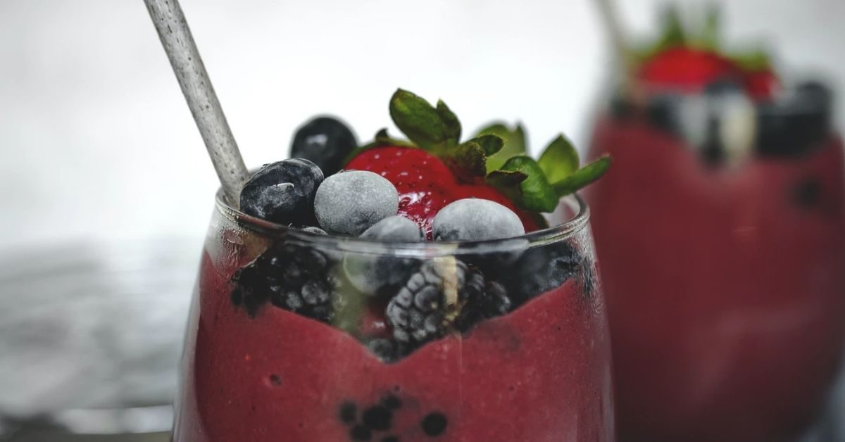 5-breakfast-smoothies-to-lose-weight-berry-3525617